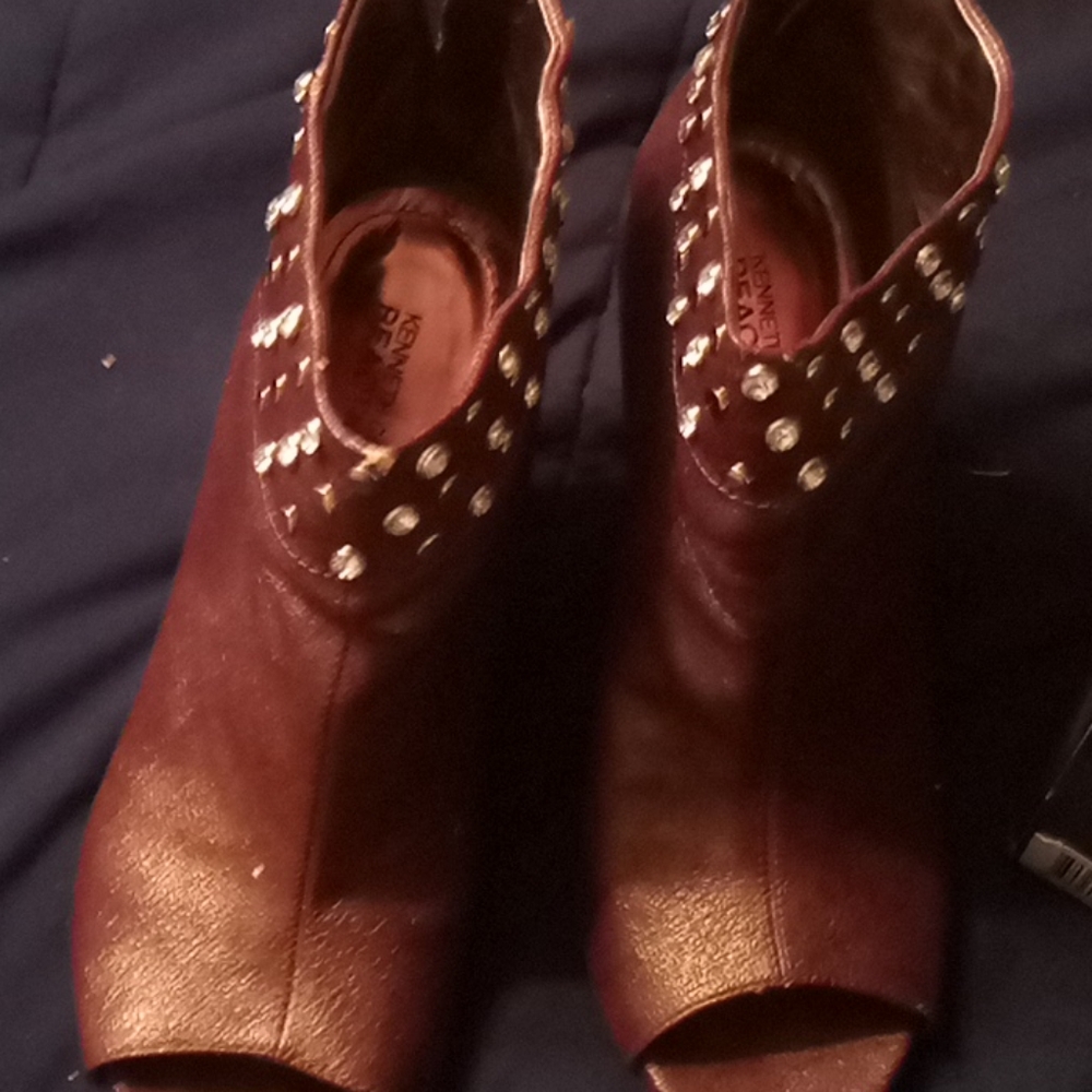 Kenneth Cole reaction bootie heeks
